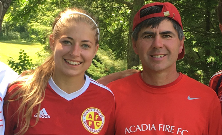 Michael con su hija Opal, que juega fútbol profesional en Europa