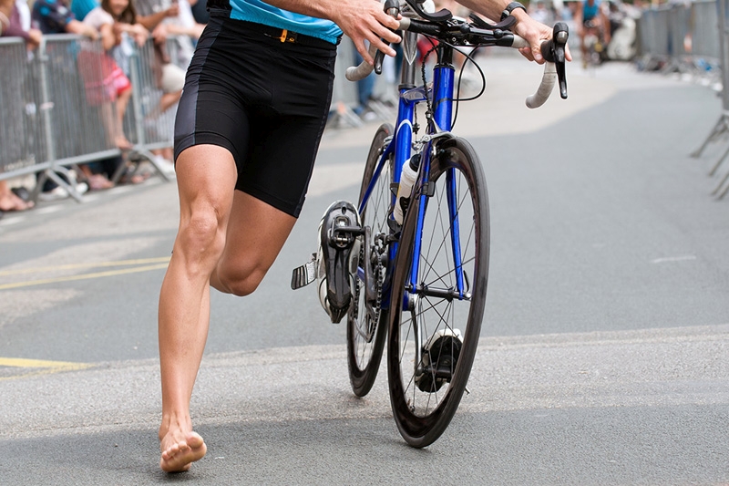 Running performance and injuries in triathletes: the plane truth!