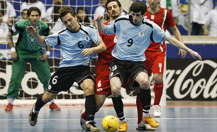 El fútbol sala se inventó en Uruguay en 1930: aquí la selección nacional se enfrenta a Irán en la Copa Mundial de Fútbol Sala de la FIFA 2008