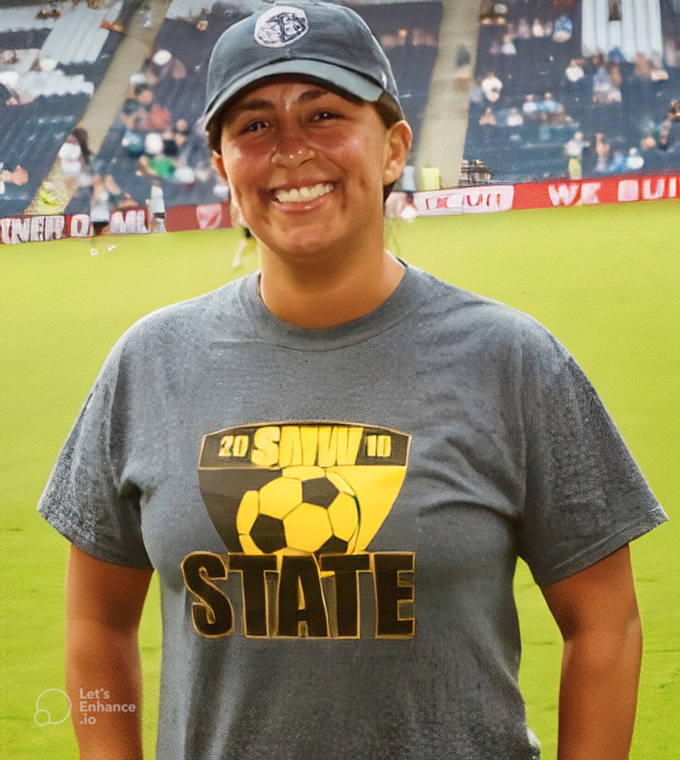 Sarah ha sido profesora de matemáticas y entrenadora principal del equipo de fútbol femenino en Shawnee Mission West High School en Kansas durante los últimos 18 años.