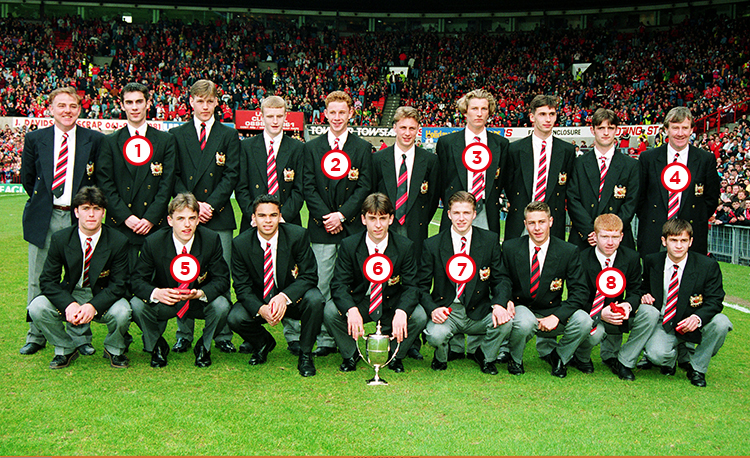 El equipo juvenil del United exhibe un trofeo antes del partido de la Premier League del primer equipo contra el Chelsea en abril de 1993.