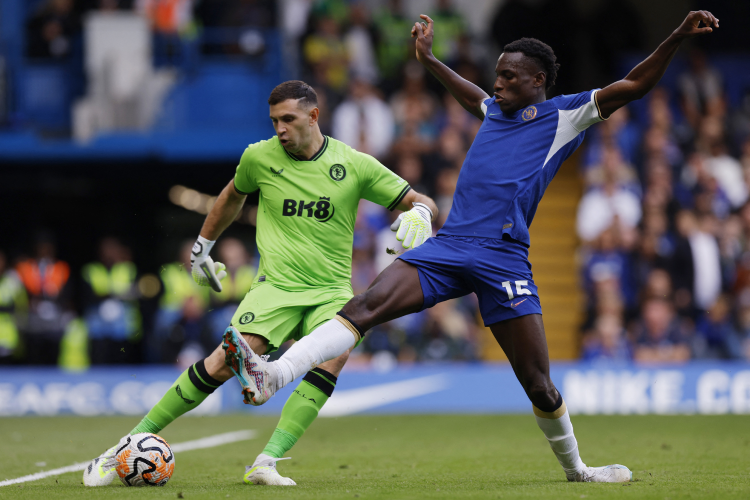 Emiliano Martínez del Aston Villa juega bajo la presión de Nicolas Jackson del Chelsea.  A muchos porteros del máximo nivel se les exige sentirse cómodos con el balón en los pies