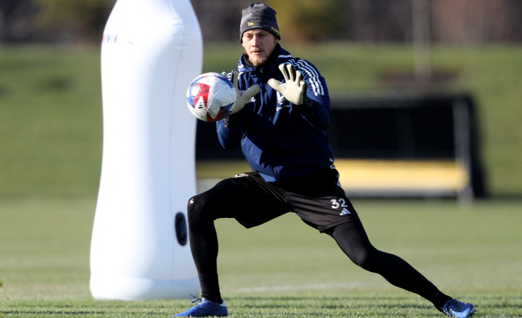 How to incorporate your goalkeepers into training