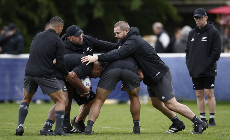 New Zealand’s Aaron Smith (left) practises box kicks from a lineout. Note the constraints from team-mates and opposition (and the coach in the cap!)