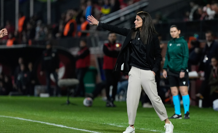 Alexandra Szarvas: 'Jump on this train'