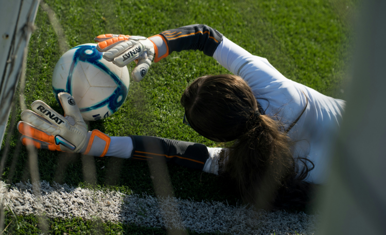 How to effectively assess and scout goalkeepers within the women's game